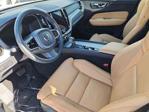 Crystal White Metallic 2018 Volvo XC60 T5 Inscription