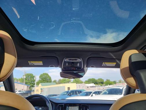 Crystal White Metallic 2018 Volvo XC60 T5 Inscription