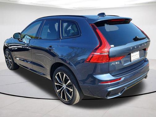 2023 Volvo XC60 B5 Ultimate Dark Theme