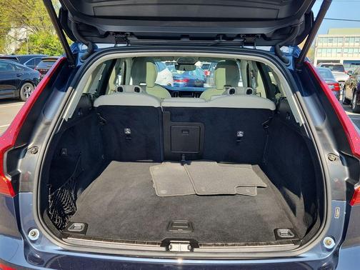 2023 Volvo XC60 B5 Ultimate Dark Theme