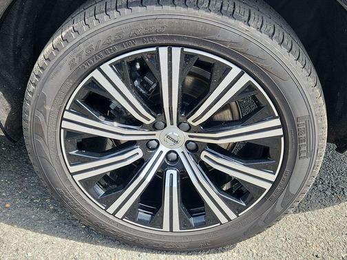 Onyx Black Metallic 2024 Volvo XC90 B6 Plus Bright Theme 6-Seater
