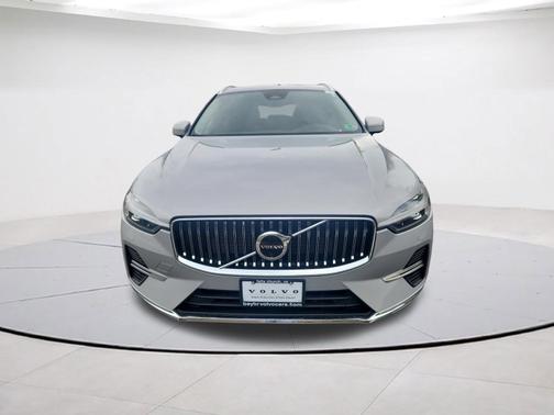 2023 Volvo XC60 B5 FWD Plus Bright