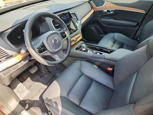 Platinum Gray Metallic 2023 Volvo XC90 B5 Plus