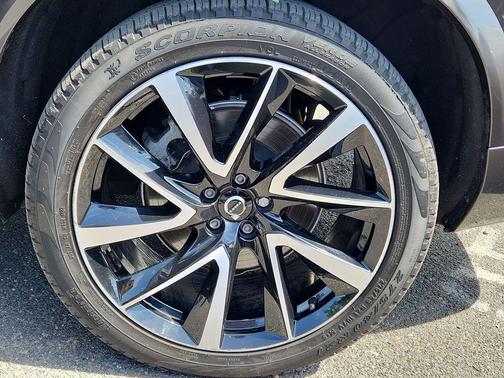 Platinum Gray Metallic 2023 Volvo XC90 B5 Plus