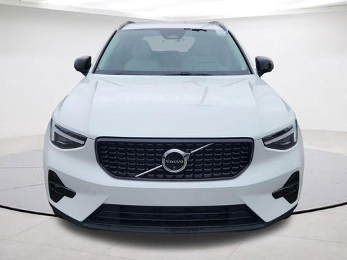Crystal White 2026 Volvo XC40 B5 Plus