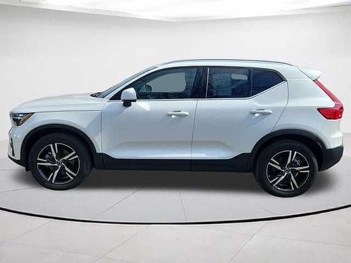 Crystal White 2025 Volvo XC40 B5 Core Bright Theme