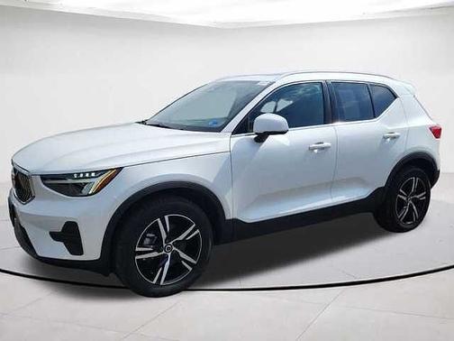 2025 Volvo XC40 Core