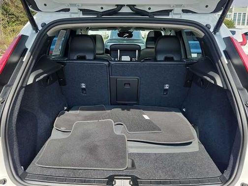 Crystal White 2025 Volvo XC40 B5 Core Bright Theme