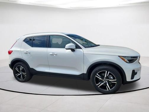 2025 Volvo XC40 B5 Core Bright Theme