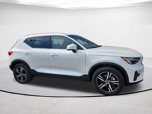 2025 Volvo XC40 Core
