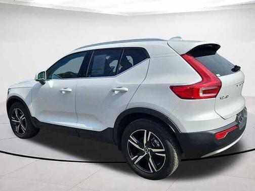 Crystal White 2025 Volvo XC40 B5 Core Bright Theme