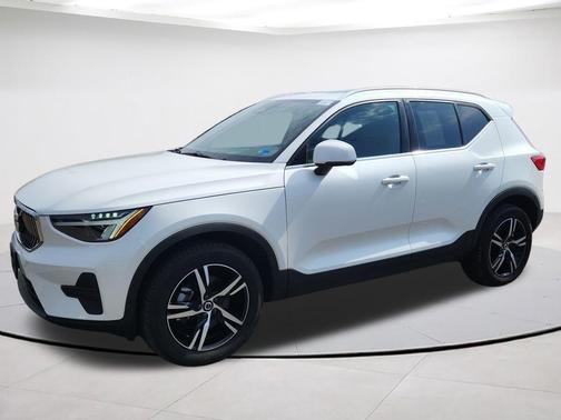 2025 Volvo XC40 B5 Core Bright Theme