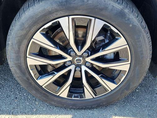 Onyx Black Metallic 2024 Volvo XC60 B5 Plus Dark Theme