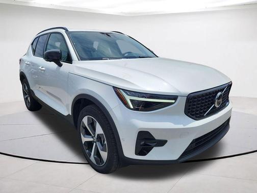 Cloud 9 White 2025 Volvo XC40 B5 Plus Bright Theme
