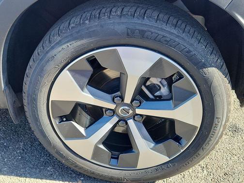 Cloud 9 White 2025 Volvo XC40 B5 Plus Bright Theme