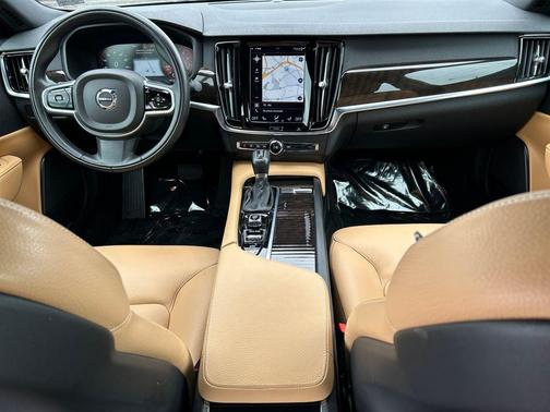 Bright Silver Metallic 2018 Volvo S90 T5 Momentum