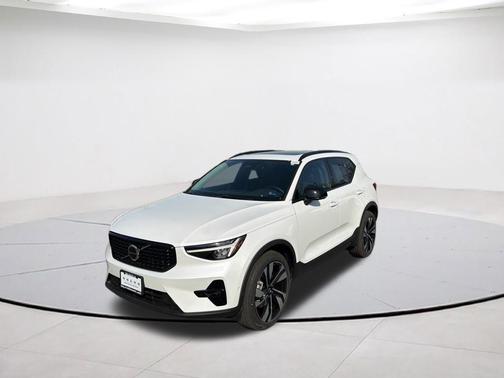 Crystal White Pearl 2025 Volvo XC40 B5 Plus Dark Theme