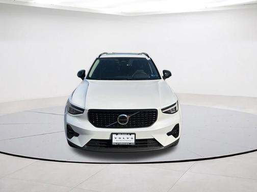 Crystal White Pearl 2025 Volvo XC40 B5 Plus Dark Theme
