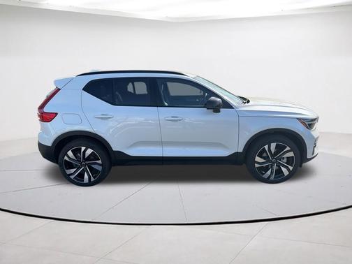 Crystal White Pearl 2025 Volvo XC40 B5 Plus Dark Theme