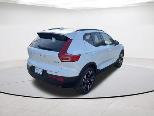 Crystal White Pearl 2025 Volvo XC40 B5 Plus Dark Theme