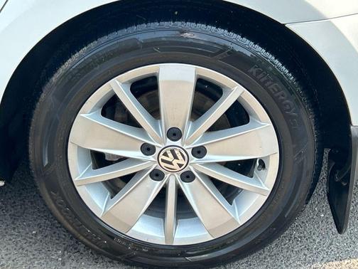 Pure White 2015 Volkswagen Jetta 2.0L TDI SE w/Connectivity