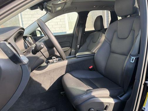 Onyx Black Metallic 2025 Volvo XC60 B5 Plus