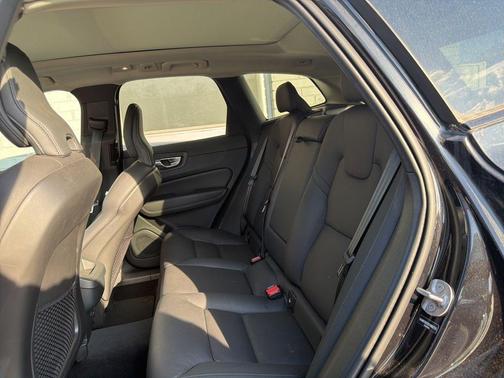 Onyx Black Metallic 2025 Volvo XC60 B5 Plus