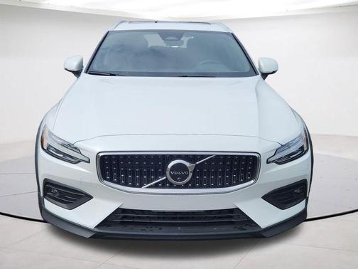 Crystal White Pearl 2025 Volvo V60 Cross Country B5 Plus