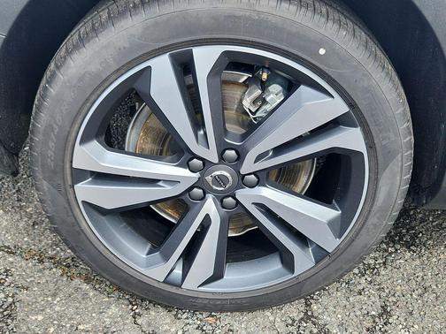 Crystal White Pearl 2025 Volvo V60 Cross Country B5 Plus