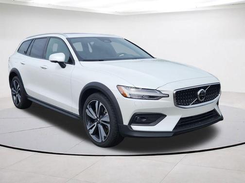 Crystal White Pearl 2025 Volvo V60 Cross Country B5 Plus