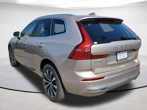 Bright 2023 Volvo XC60 B5 Plus Bright Theme
