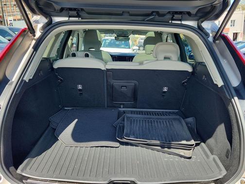 Bright 2023 Volvo XC60 B5 Plus Bright Theme