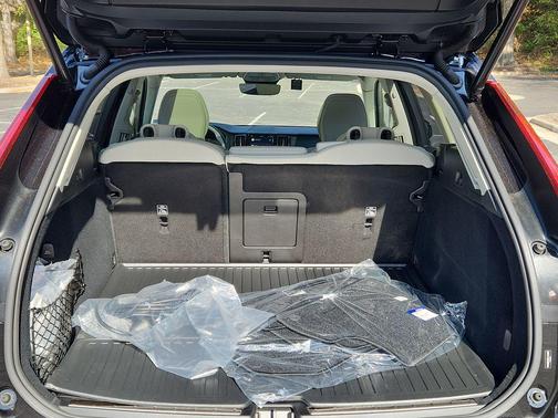 Onyx Black Metallic 2025 Volvo XC60 Plug-In Hybrid T8 Plus