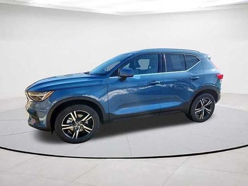 2025 Volvo XC40 Core