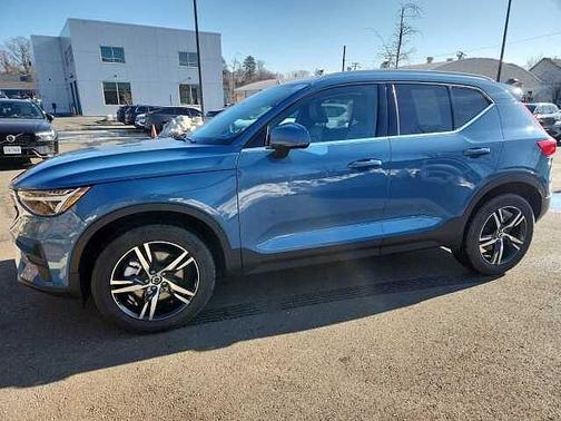 2025 Volvo XC40 Core