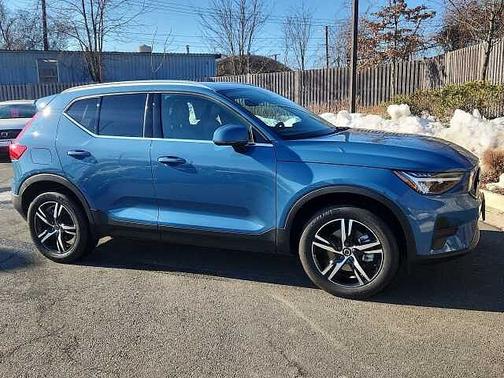 2025 Volvo XC40 Core