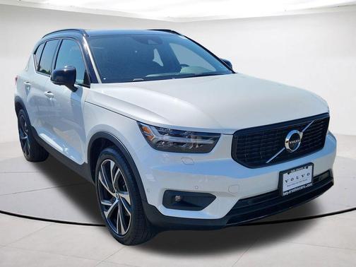 Crystal White Metallic 2022 Volvo XC40 T5 R-Design