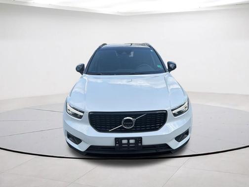 Crystal White Metallic 2022 Volvo XC40 T5 R-Design