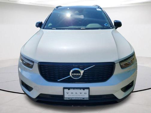 Crystal White Metallic 2022 Volvo XC40 T5 R-Design