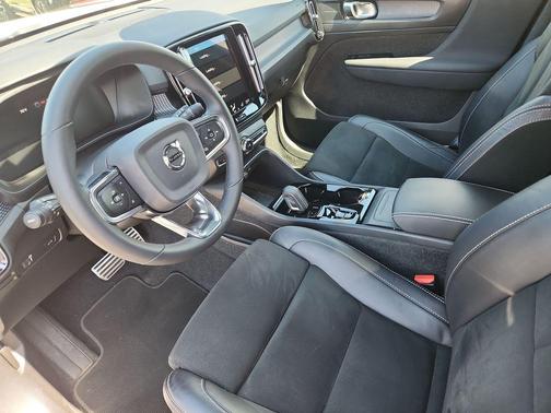 Crystal White Metallic 2022 Volvo XC40 T5 R-Design