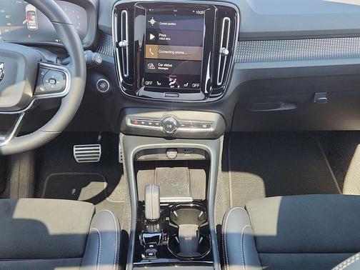 Crystal White Metallic 2022 Volvo XC40 T5 R-Design