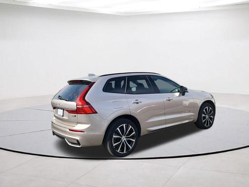 Bright 2023 Volvo XC60 B5 Plus Dark Theme