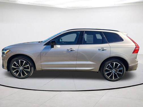 Bright 2023 Volvo XC60 B5 Plus Dark Theme