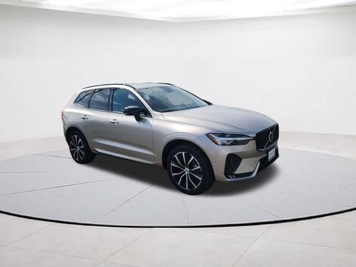 Bright 2023 Volvo XC60 B5 Plus Dark Theme