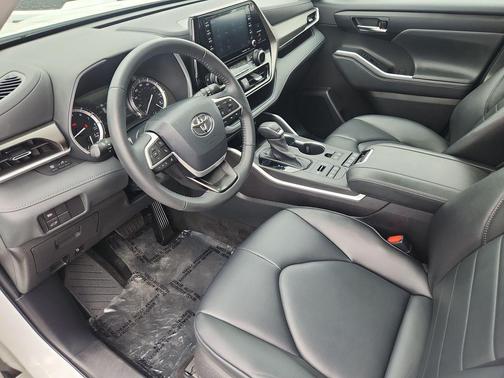 Pearl 2022 Toyota Highlander XLE