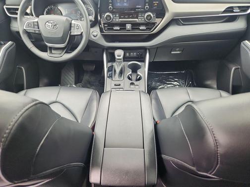 Pearl 2022 Toyota Highlander XLE