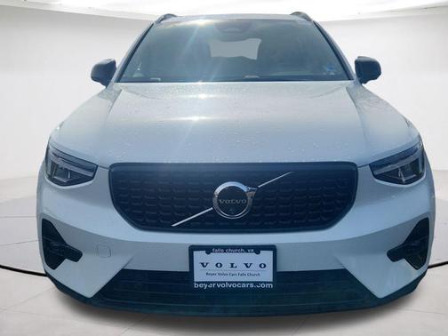 2025 Volvo XC40 B5 Plus Dark Theme