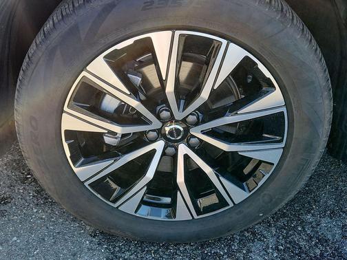 Onyx Black Metallic 2025 Volvo XC60 B5 Core