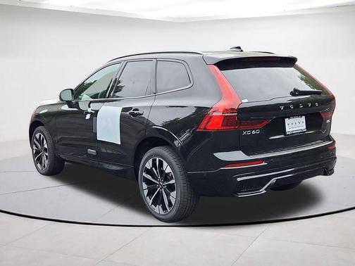 Onyx Black Metallic 2026 Volvo XC60 B5 Plus