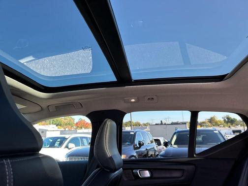 Blue 2024 Volvo XC40 B5 Core